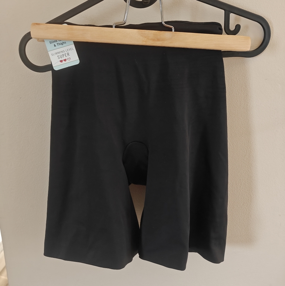 Bnwt Black Spanx Assets Mid Thigh Shorts Size Small